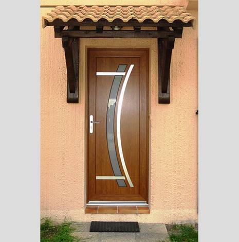 installée une porte d'entrée PVC contemporaine dans une villa à istres 13800 bouches du rhone