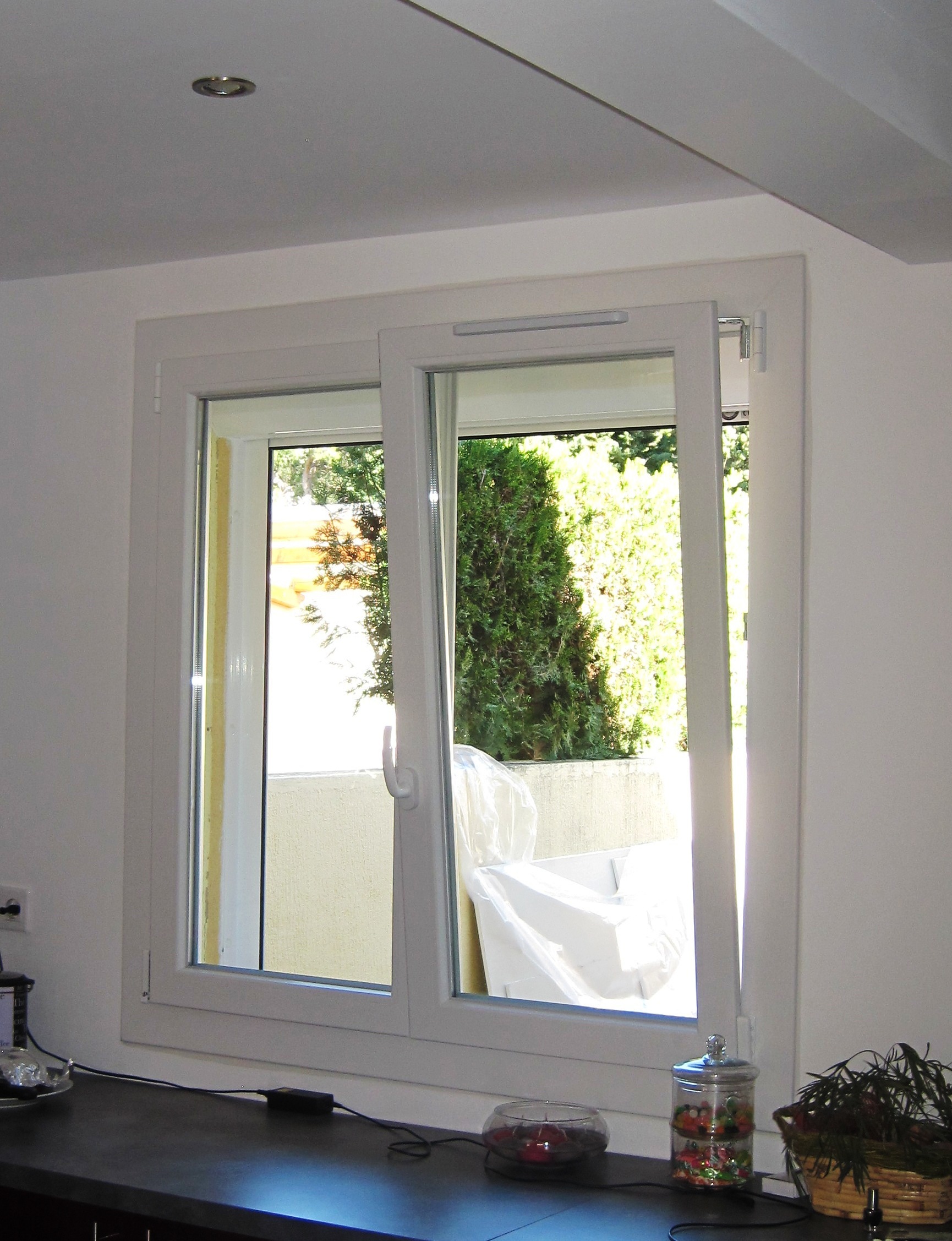 fenêtre oscillo battant en PVC Arles 13104
