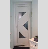 remplacer une porte d'entrée PVC contemporaine dans une maison à martigues 13500 bouches du rhone