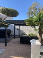 pergola bioclimatique posée sur 4 pieds 