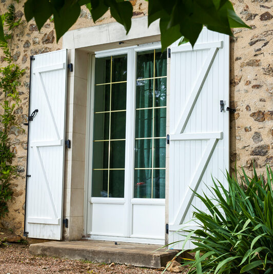Portes-fenêtres PVC soubassement & petit bois laiton Fenêtre aluminium 2 vantaux