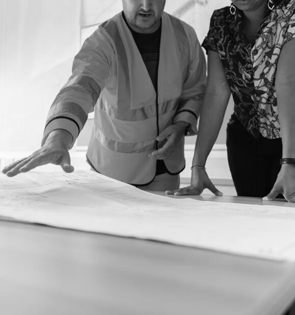 Illustration de l'équipe du Menuisier du Sud devant l'usine d'Istres, 30 chantiers réalisés dans les Bouches du Rhône, fabrication sur mesure et standard